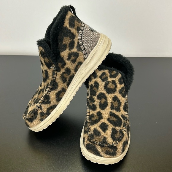 Hey Dude Denny Beige Leopard Animal Print Fur Ankle Bootie 6 Lightweight Comfy - Picture 11 of 11